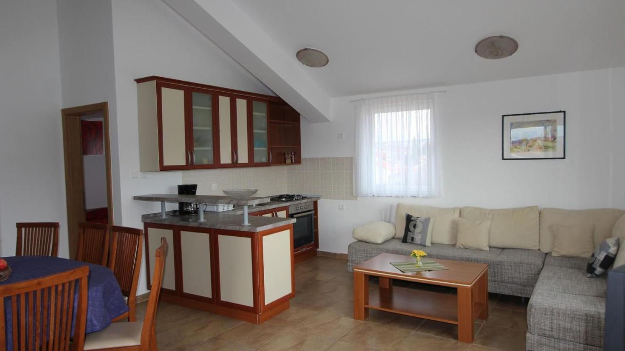 Apartments Vabec Malinska Bagian luar foto