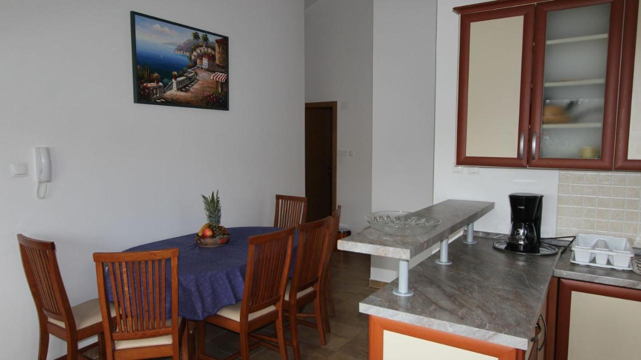 Apartments Vabec Malinska Bagian luar foto